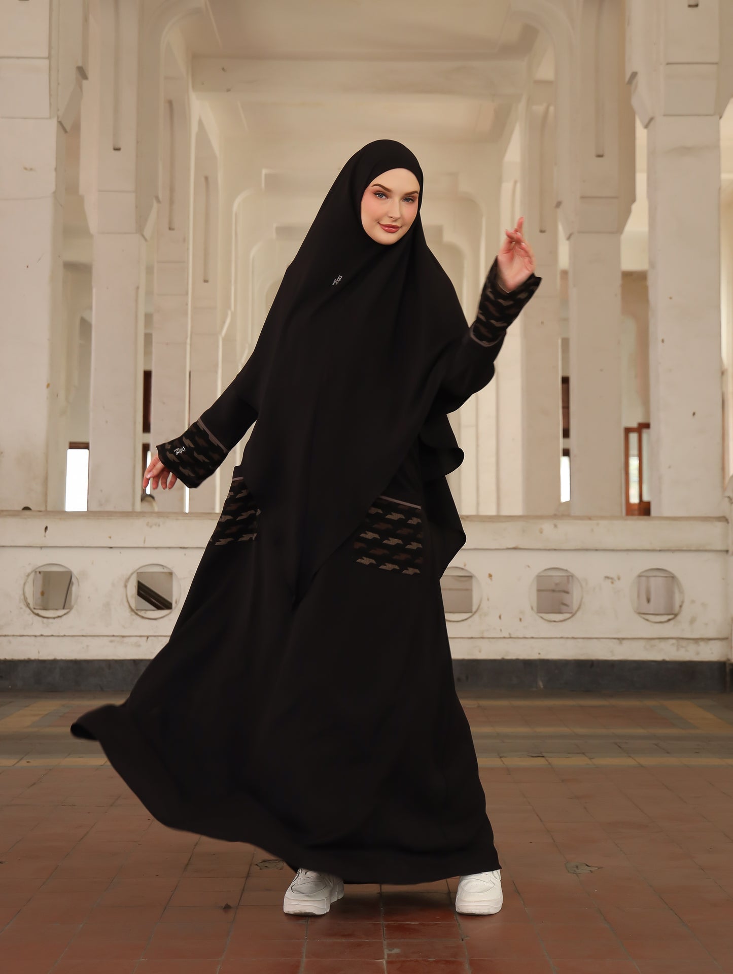 Dammam Abaya - Black Thatch