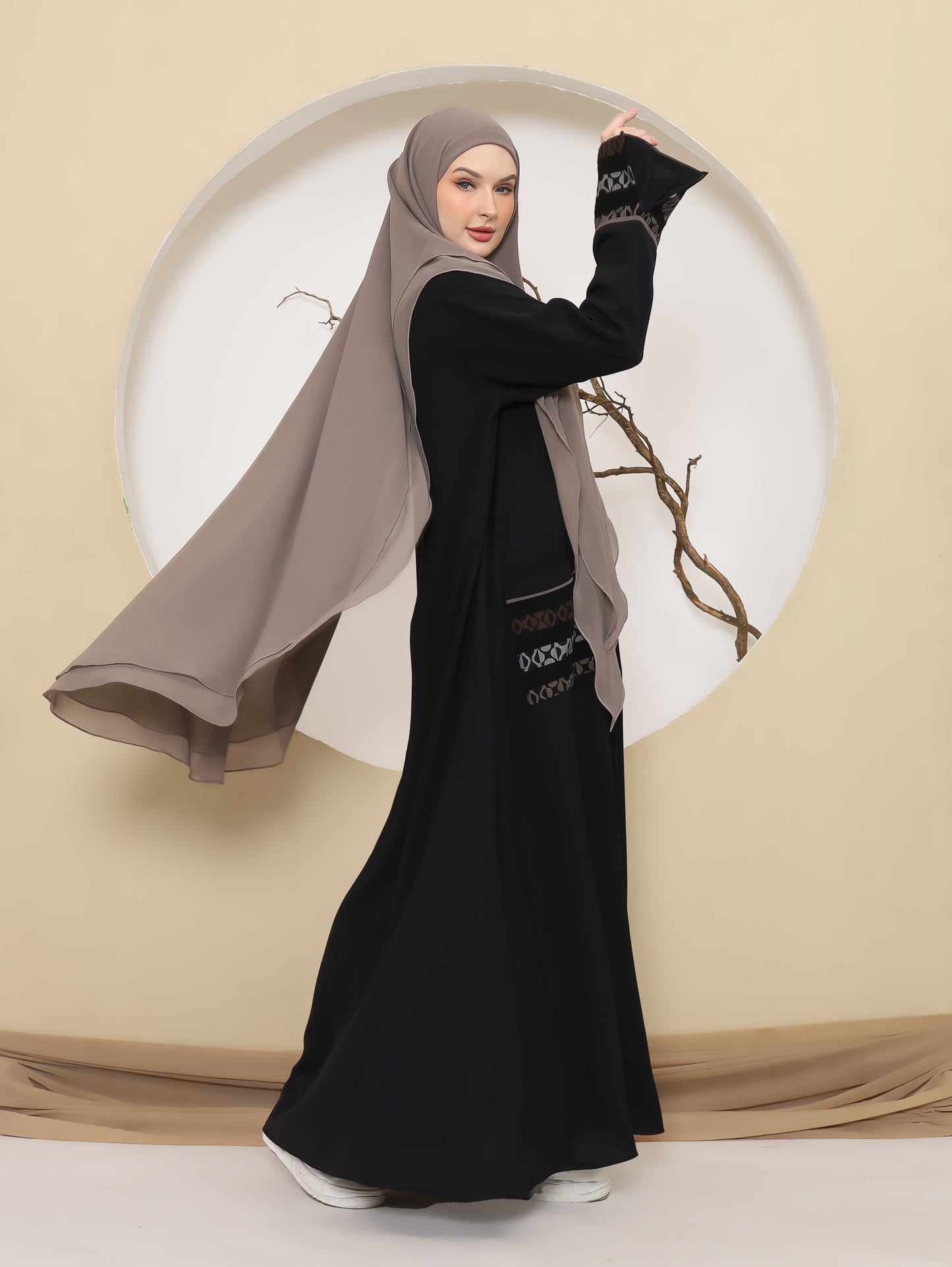 Dhahran Abaya - Black Pine