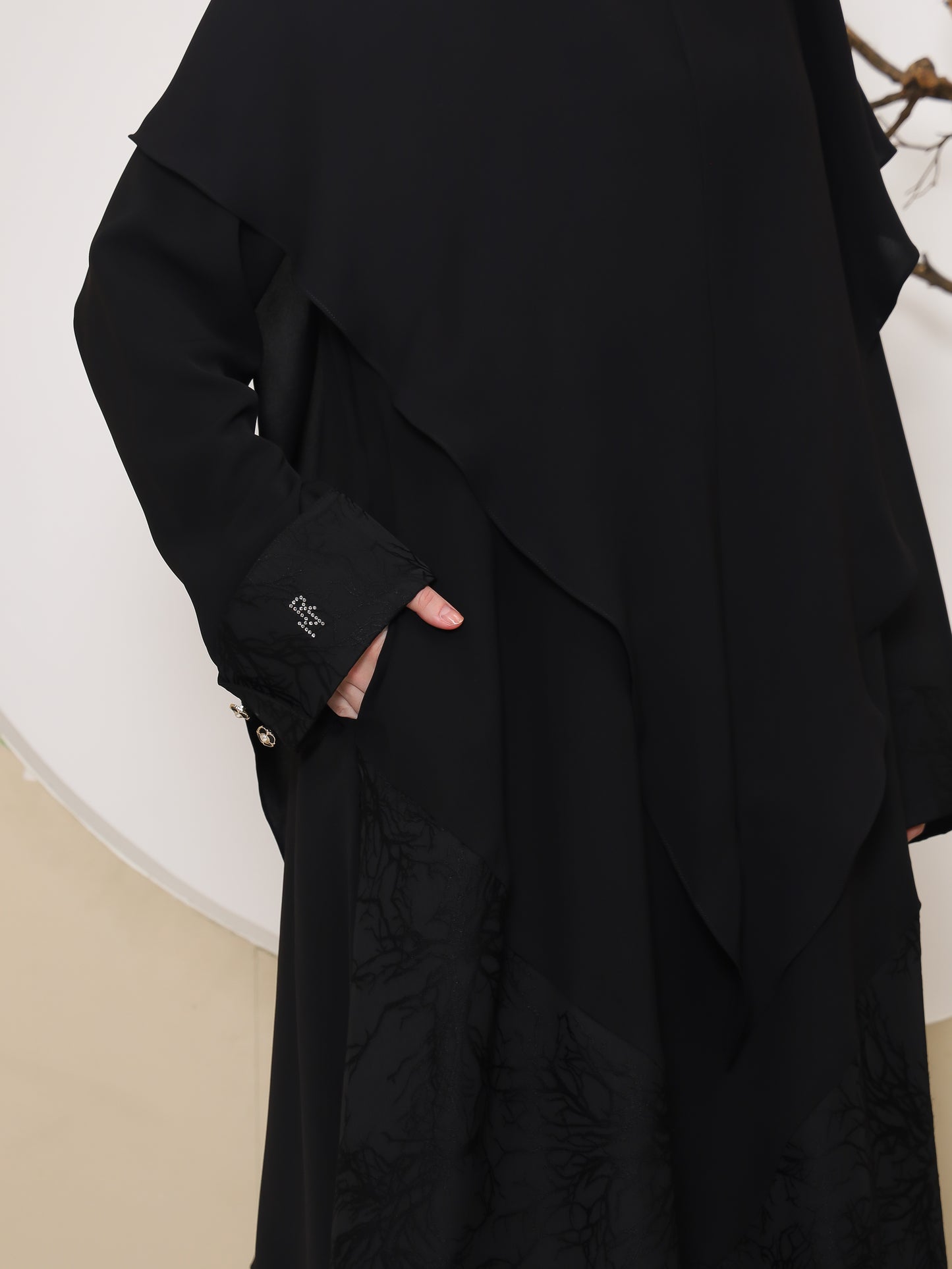Manama Abaya - Black Engraved