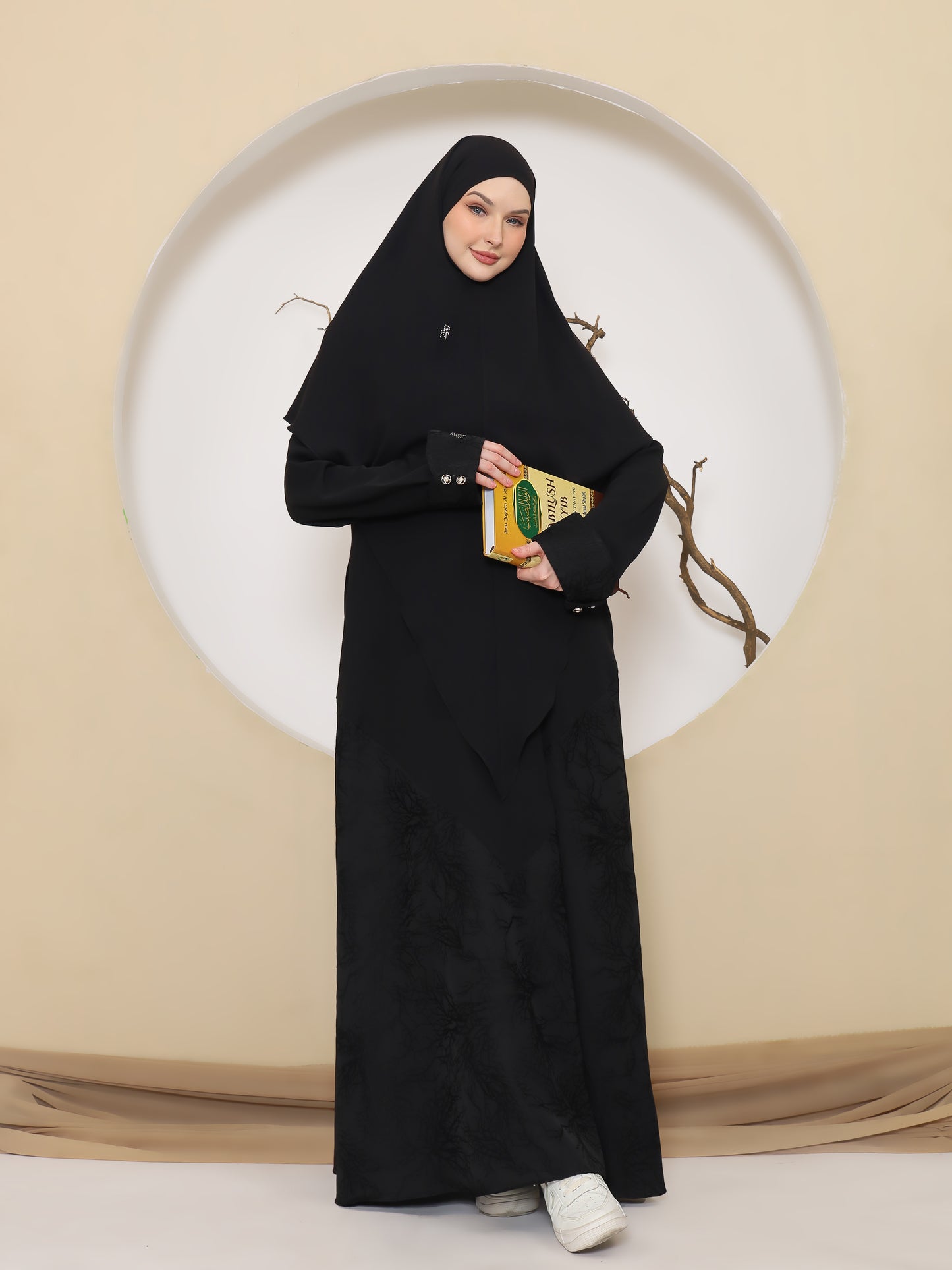 Manama Abaya - Black Engraved
